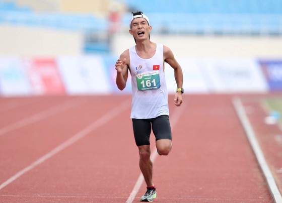 Hoàng Nguyên Thanh đi vào lịch sử điền kinh Việt Nam khi vô địch marathon SEA Games 31 ảnh 1