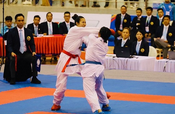 karate chuẩn bị bế mạc nhưng VĐV Thái Lan mới đến xin thi đấu. Ảnh: MINH CHIẾN