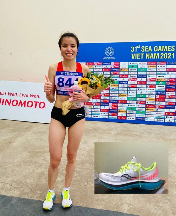 Đôi giầy tranh cãi khiến Lò Thị Thanh không được nhận kết quả thành tích SEA Games 31. Ảnh: MINH CHIẾN