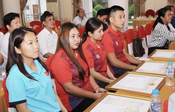 Cầu thủ Huỳnh Như (áo xanh) cùng các tuyển thủ của thể thao Trà Vinh đã được khen thưởng kịp thời từ quê nhà ngay khi có thành tích SEA Games 31. Ảnh: Q.D