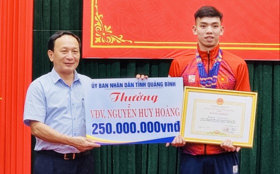 Nguyễn Huy Hoàng là VĐV được thưởng cao nhờ kết quả thi đấu SEA Games 31. Ảnh: HOÀNG PHÚC