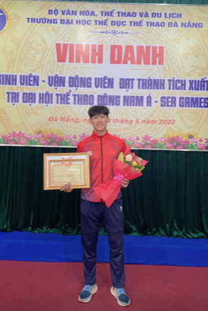 Kình ngư Hoàng Quý Phước đã được Đại học TDTT Đà Nẵng tuyên dương mừng công trước thành tích tại SEA Games 31. Ảnh: Q.P