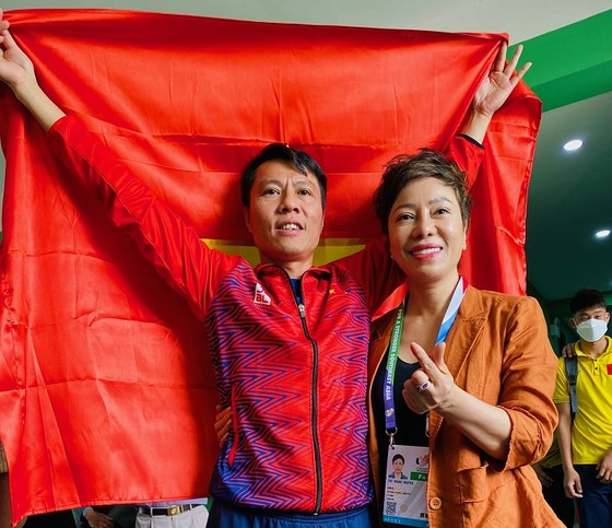 Cựu HLV trưởng Nguyễn Thị Nhung vui mừng bên thành tích của cựu xạ thủ Trần Quốc Cường tại SEA Games 31 sau khi hoàn thành bài bắn 50m súng ngắn bắn chậm ở SEA Games 31 với vị trí số 1. Ảnh: MINH CHIẾN