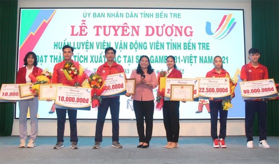Tuyển thủ Phạm Thanh Bảo (ngoài cùng bên phải) và các VĐV thể thao Bến Tre nhận thưởng từ tỉnh nhà trước thành tích thi đấu xuất sắc tại SEA Games 31. Ảnh: I.T
