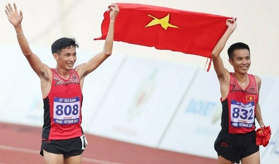 Lê Văn Thao (phải) từng giành HCĐ tại SEA Games 31 vừa qua tuy nhiên đã có tấm HCV nội dung 10.000m tại Đại hội thể thao sinh viên Đông Nam Á 2022 ở Thái Lan. Ảnh: D.PHƯƠNG