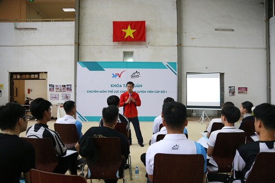 HLV Trương Minh Sang tiếp tục là giảng viên của lớp tập huấn HLV môn roller. Ảnh: roller VN