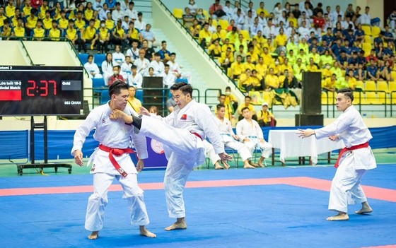 VĐV karate nam thi đấu chung kết nội dung kata đồng đội tại lễ khai mạc giải vô địch karate trẻ quốc gia 2022. Ảnh: TANMIDO