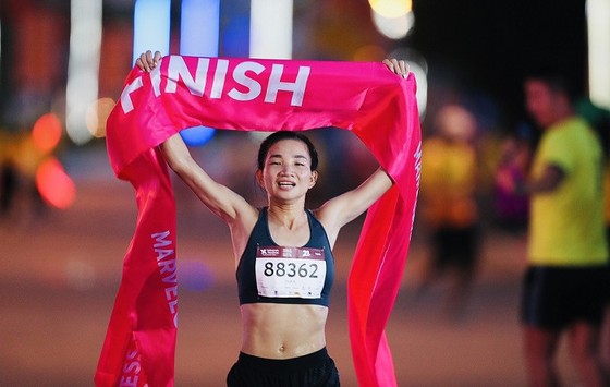 Hai gương mặt nổi bật của làng chạy dài nữ Việt Nam là những người đã về nhất nội dung của mình tại giải marathon Nha Trang 2022. ảnh 1