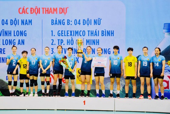 Đội nữ VTV Bình Điền Long An có cúp vô địch giải đấu trên sân nhà. Ảnh: B.LA