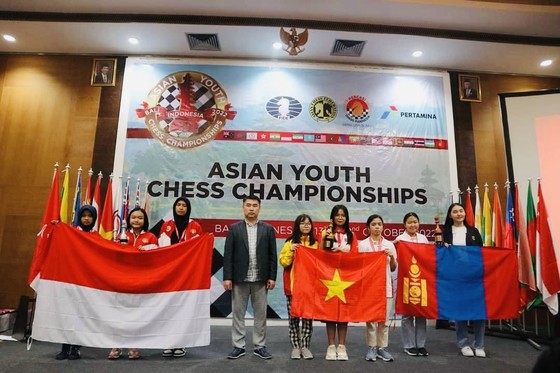 Cẩm Hiền và đồng đội có tấm HCV ở giải vô địch trẻ châu Á 2022. Ảnh: A.THƯ