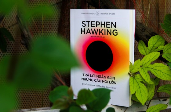 Cuốn sách cuối cùng của nhà vật lý thiên tài Stephen Hawking ra mắt bạn đọc Việt Nam  ảnh 1