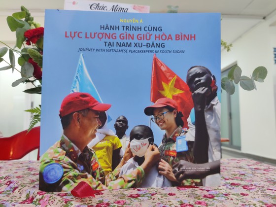 Nhiếp ảnh gia Nguyễn Á ra mắt sách ngợi ca lực lượng Gìn giữ hòa bình ảnh 1