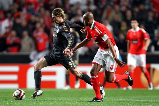 Fernando Torres từng cùng Liverpool đánh bại Benfica ở tứ kết Europa League mùa 2009-2010