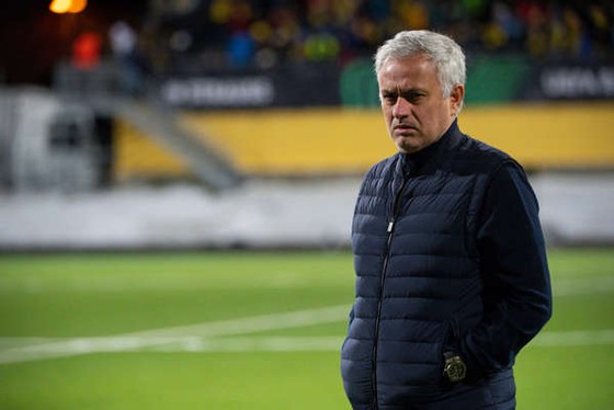 Roma lại thua trước Bodo/Glimt, Mourinho đổ lỗi cho mặt sân ảnh 4