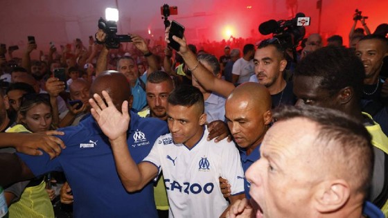 Ra mắt Marseille, Alexis Sanchez tri ân đội bóng cũ ảnh 1