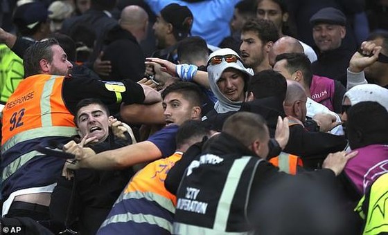 Cảnh sát trấn áp bạo loạn tại sân Tottenham Hotspur