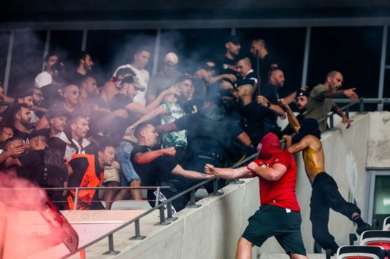 Cổ động viên Pháp lại 'quậy', UEFA phạt thẳng tay ảnh 3