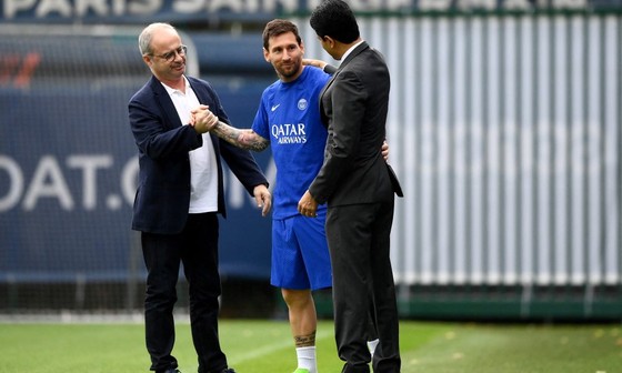 Luis Campos (trái) cùng Messi và chủ tịch Al-Khelaifi