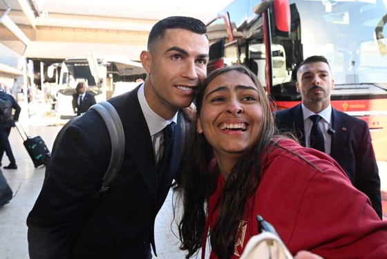 Cristiano Ronaldo chụp hình lưu niệm cùng fan nữ