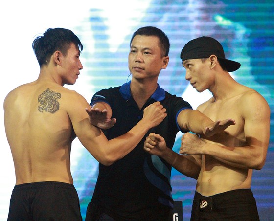 Cặp đấu Nguyễn Trọng Tưởng (Boxing Fighter's Club) vs Trịnh Văn Sỹ (Khang Anh)  trong buổi tập tai CLB Lan Anh. Ảnh: Nhật Anh 