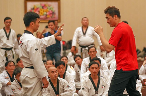 Chuyên gia võ thuật Hàn Quốc DK Yoo giảng dạy cách tự vệ thực chiến cho võ sinh Việt Nam. Ảnh: Dũng Phương