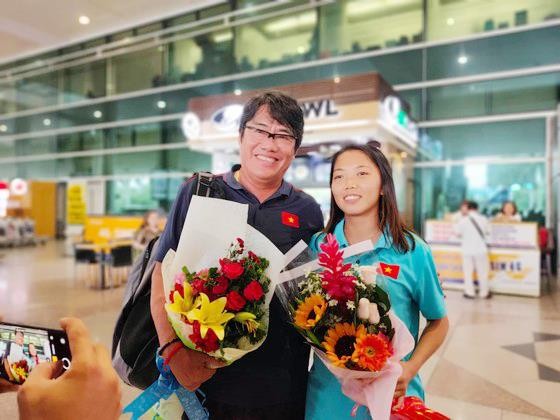 Tưởng đoàn Dương Vũ Lâm và đội trưởng Huỳnh Như được chào đón nồng nhiệt tại sân bay Tân Sơn Nhất. Ảnh: DŨNG PHƯƠNG