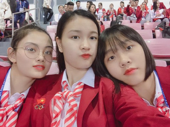 Chân dài bóng chuyền Việt Nam diện vest dự khai mạc SEA Games 30 ảnh 3
