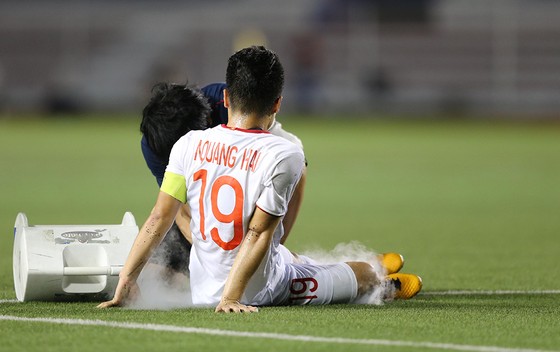 Chấn thương của Quang Hải trong trận thắng Singapore buộc phải chia tay SEA Games 30. Ảnh: Dũng Phương