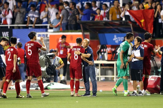 Nhận thẻ vàng, HLV Park Hang Seo vẫn muốn ăn thua với trọng tài ảnh 8