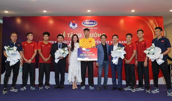  ​  Vinamilk trao thưởng 1 tỉ đồng cho 2 đội tuyển U.22 nam, nữ Việt Nam ảnh 1