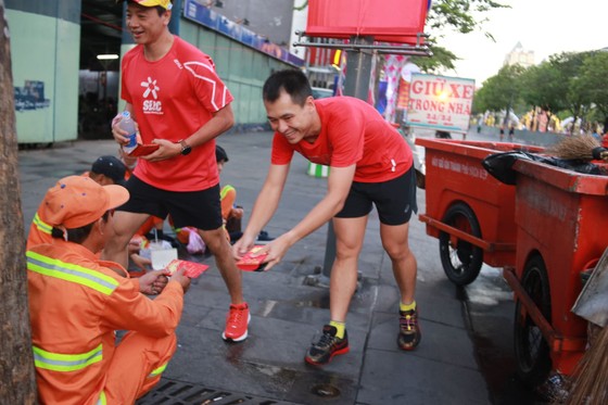 Xuân Canh Tý: VĐV chạy phong trào "lì xì" công nhân đang làm việc đầu năm 2020 ảnh 2