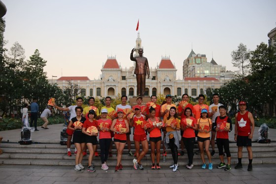 Xuân Canh Tý: VĐV chạy phong trào "lì xì" công nhân đang làm việc đầu năm 2020 ảnh 9