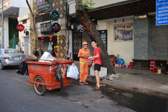 Xuân Canh Tý: VĐV chạy phong trào "lì xì" công nhân đang làm việc đầu năm 2020 ảnh 6
