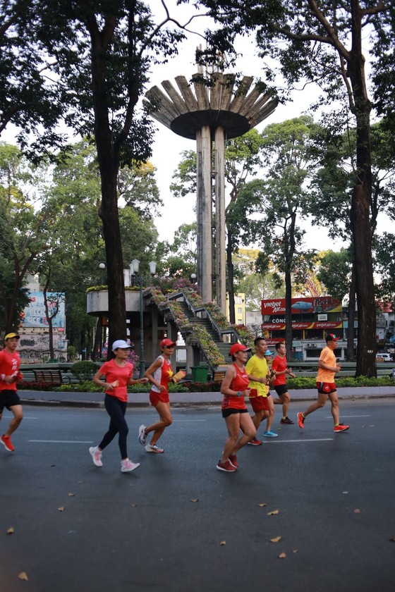 Xuân Canh Tý: VĐV chạy phong trào "lì xì" công nhân đang làm việc đầu năm 2020 ảnh 7