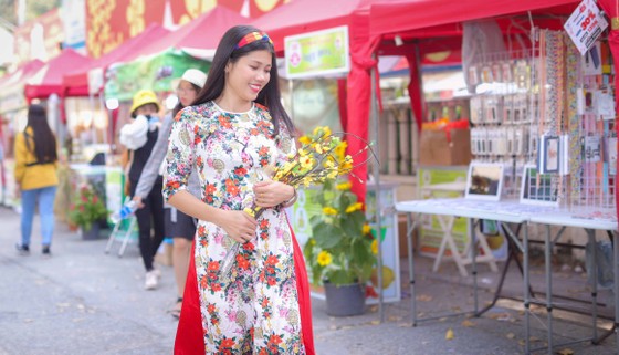 Người đẹp điền kinh Lê Thị Mộng Tuyền thướt tha trong tà áo dài truyền thống du xuân ảnh 2