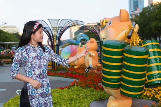 Người đẹp điền kinh Lê Thị Mộng Tuyền thướt tha trong tà áo dài truyền thống du xuân ảnh 13
