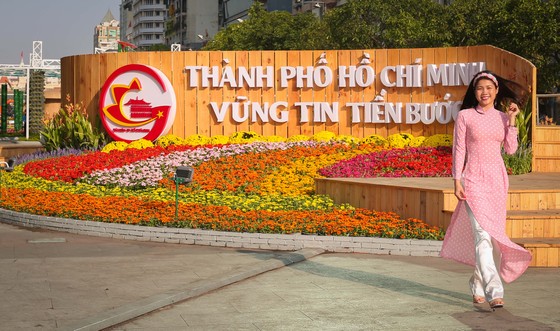 Người đẹp điền kinh Lê Thị Mộng Tuyền thướt tha trong tà áo dài truyền thống du xuân ảnh 1
