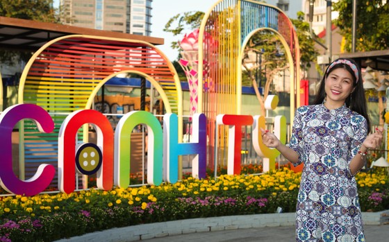 Người đẹp điền kinh Lê Thị Mộng Tuyền thướt tha trong tà áo dài truyền thống du xuân ảnh 3