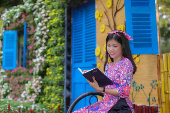 Người đẹp điền kinh Lê Thị Mộng Tuyền thướt tha trong tà áo dài truyền thống du xuân ảnh 15