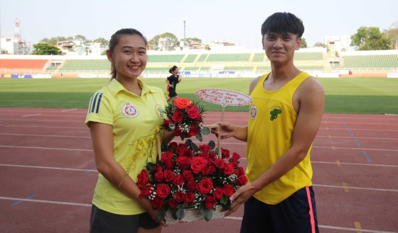 Ngày 8-3 đặc biệt của VĐV điền kinh TPHCM ảnh 2