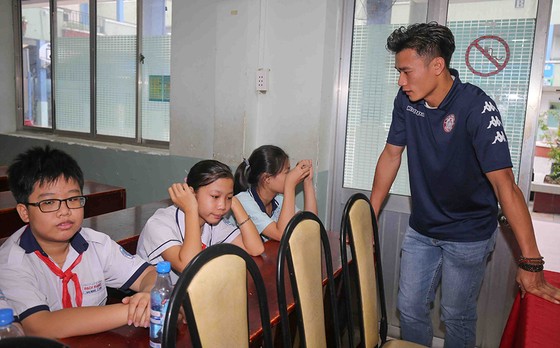 Thủ môn Bùi Tiến Dũng và đội trưởng Văn Thuận sẻ chia  với học sinh gặp tai nạn trường THCS Bạch Đằng  ảnh 3