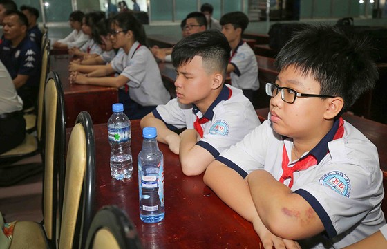 Thủ môn Bùi Tiến Dũng và đội trưởng Văn Thuận sẻ chia  với học sinh gặp tai nạn trường THCS Bạch Đằng  ảnh 2