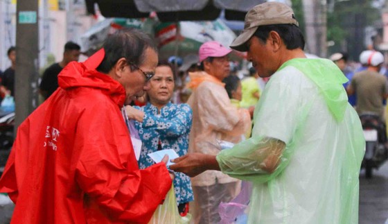 TPHCM – Hà Nội: Quyết “săn vé” trong trời mưa để xem sao tranh tài ảnh 4