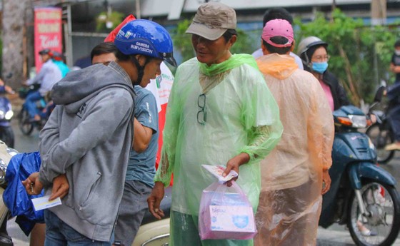TPHCM – Hà Nội: Quyết “săn vé” trong trời mưa để xem sao tranh tài  ​ ảnh 7