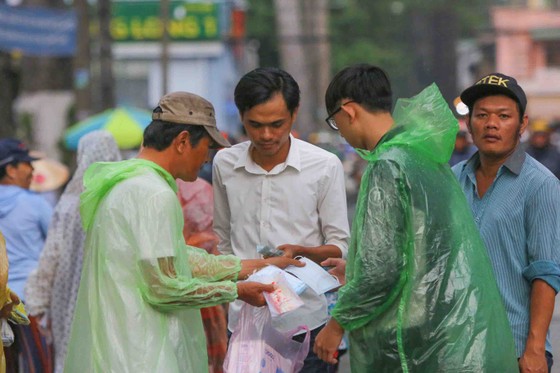 TPHCM – Hà Nội: Quyết “săn vé” trong trời mưa để xem sao tranh tài ảnh 9