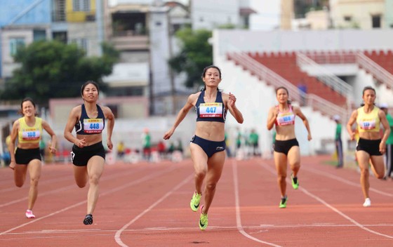Lê Tú Chinh về đích ở nội dung 100 m chung kết nữ. Ảnh: Dũng Phương