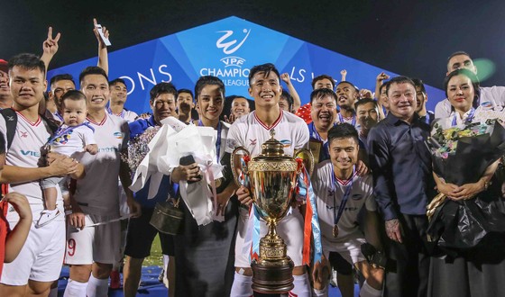 Đội trưởng Bùi Tiến Dũng cầu hôn bạn gái Khánh Linh trong đêm Viettel vô địch V-League ảnh 1