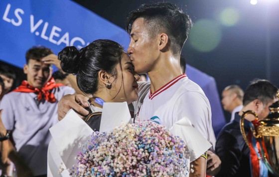 Đội trưởng Bùi Tiến Dũng cầu hôn bạn gái Khánh Linh trong đêm Viettel vô địch V-League ảnh 3