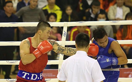Võ sĩ Trương Đình Hoàng (trái) hạ Bùi Ngọc Phượng chỉ trong vòng 1 phút ở trận chung kết hạng cân 81kg nam. Ảnh: NVCC