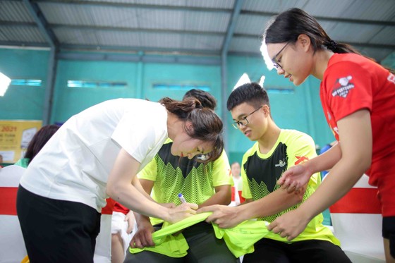 Giải cầu lông Junior Weekly Series 2021: Nguyễn Tiến Minh cùng các tuyển thủ quốc gia giao lưu với tay vợt nhí ảnh 3